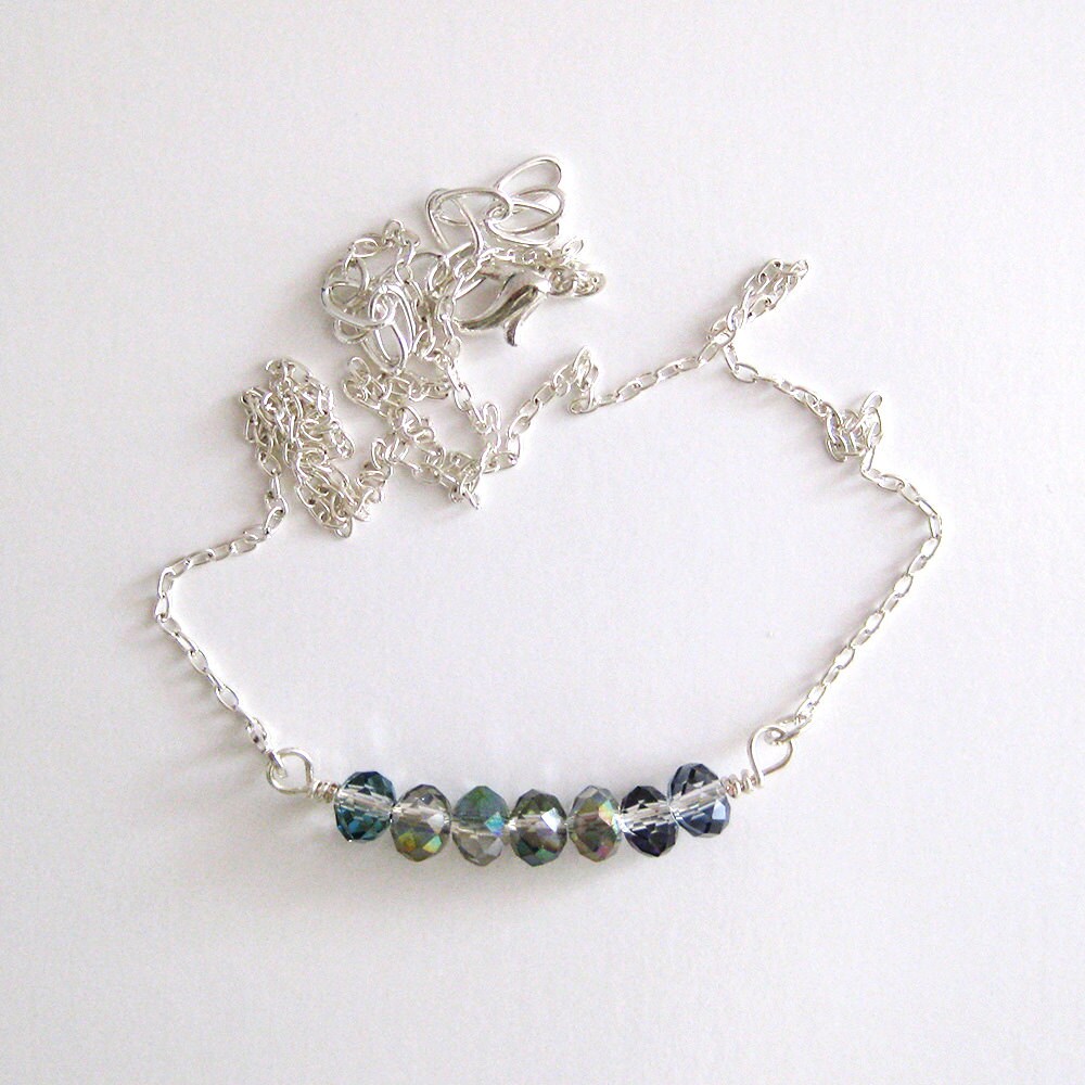 Funkelnde Grau Aurora Borealis Bar Pierced Halskette Funkelnde Grau Aurora Borealis Bar Pierced Halskette von FunandBaubles
