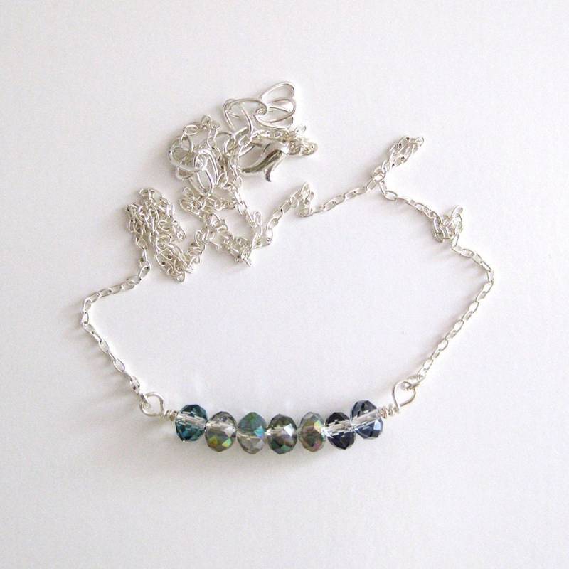 Funkelnde Grau Aurora Borealis Bar Pierced Halskette Funkelnde Grau Aurora Borealis Bar Pierced Halskette von FunandBaubles