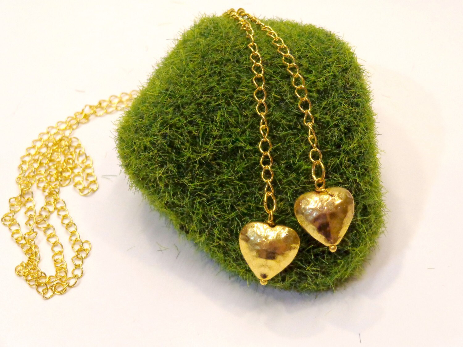 Gehämmerte Gold Herz Lariat Halskette Gehämmerte Gold Herz Lariat Halskette von FunandBaubles