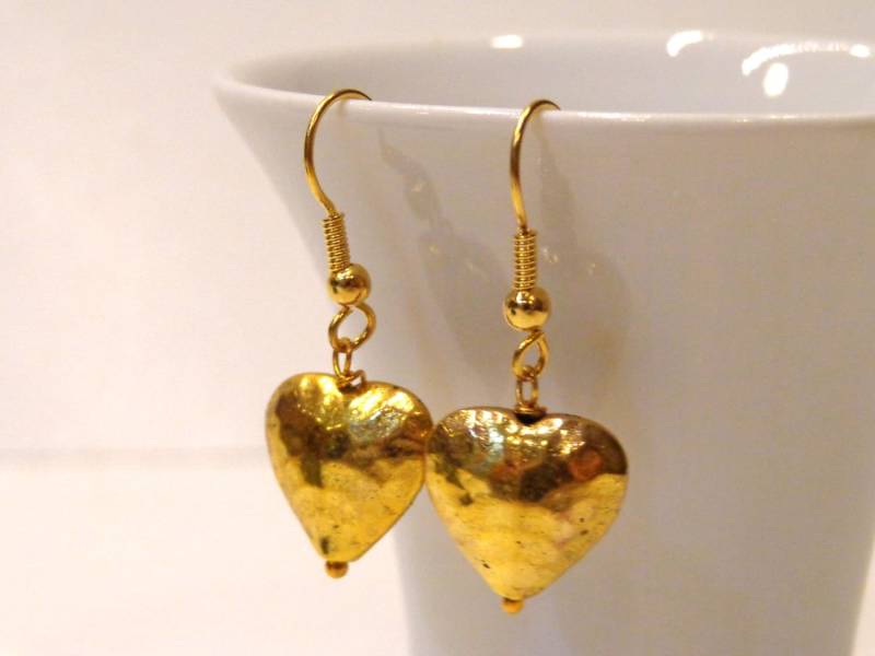 Gehämmerte Gold Herz Ohrringe Gehämmerte Gold Herz Ohrringe von FunandBaubles