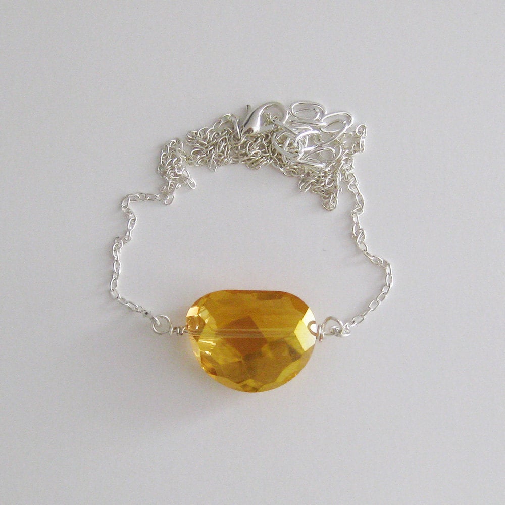Goldene Gelbe Funkelnde Facettierte Kristall Nugget Halskette Goldene Gelbe Funkelnde Facettierte Kristall Nugget Halskette von FunandBaubles