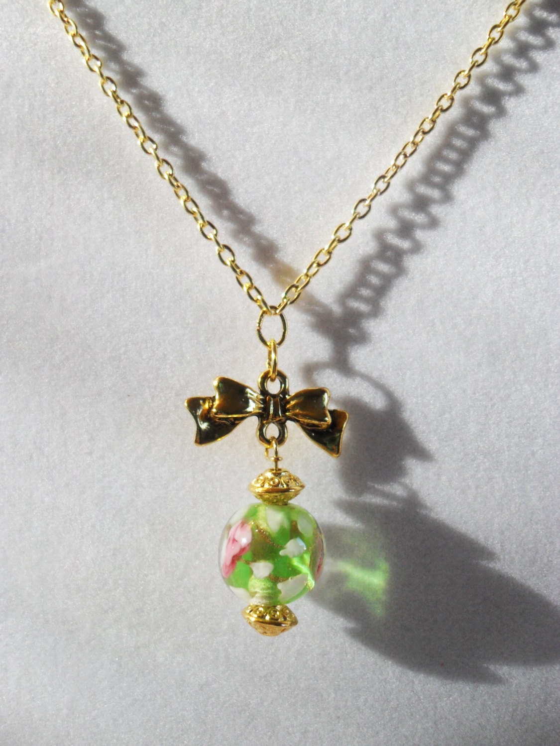 Goldene Schleife Halskette Mit Grünem Und Rosa Lampwork Rosenperlentropfen Goldene Schleife Halskette Mit Grünem Und Rosa Lampwork Rosenperlentropfen von FunandBaubles
