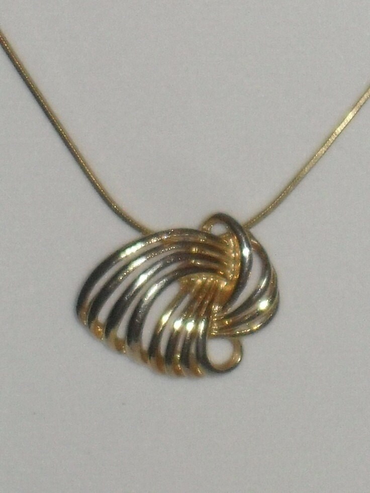 Wunderschöner Goldfarbener Wirbelknoten Anhänger Wunderschöner Goldfarbener Wirbelknoten Anhänger von FunandBaubles