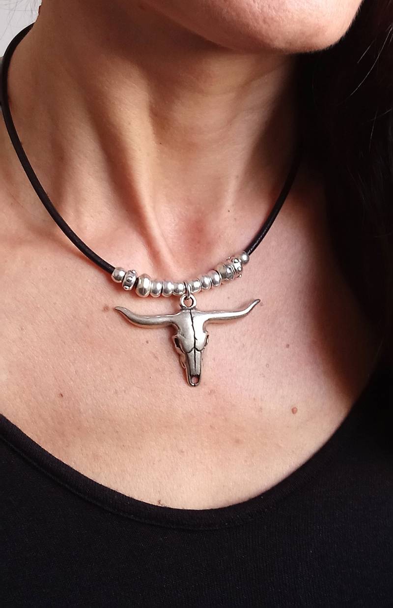 Kuhschädel-Lederkette Boho-Anhänger Aus Sterlingsilber Kuhschädel-Lederkette Boho-Anhänger Aus Sterlingsilber von FunandJewel
