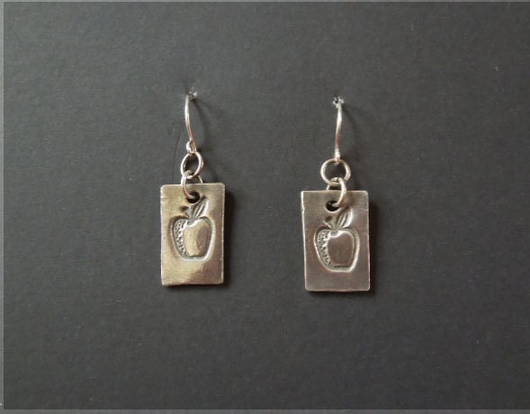 Lehrer Geschenk Apfel Ohrringe in Feinsilber, Hand Gemacht Und Mit Apple-Design Versehen Lehrer Geschenk Apfel Ohrringe in Feinsilber, Hand Gemacht Und Mit Apple-Design Versehen von FunkRockStudios