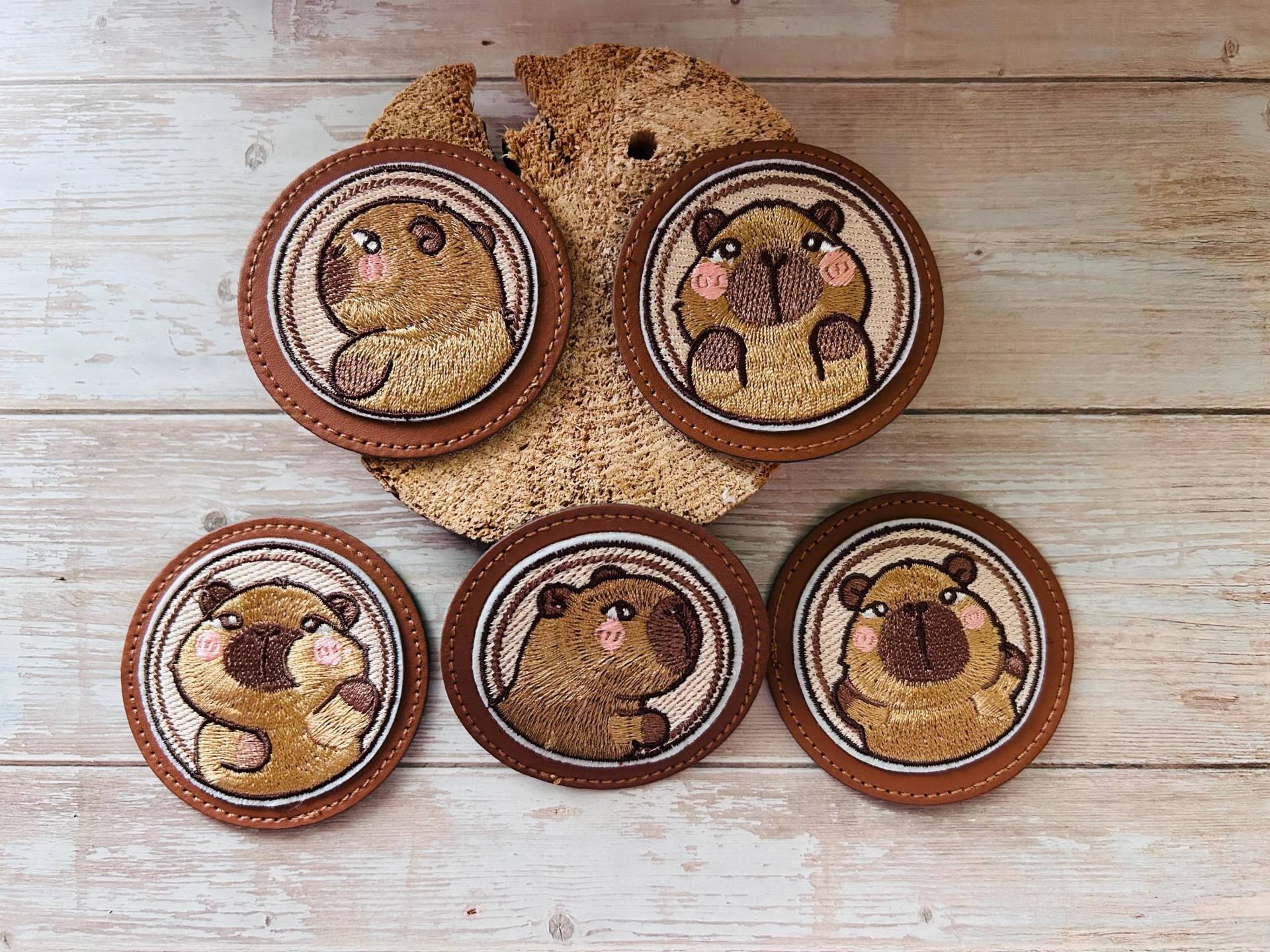 Klettie Klett Patch | Leder Süßes Capybara Meerschweinchen Gestickt I Schulranzen Rucksack Kindergarten Einschulung Schulkind von FunkelFlauschPatch