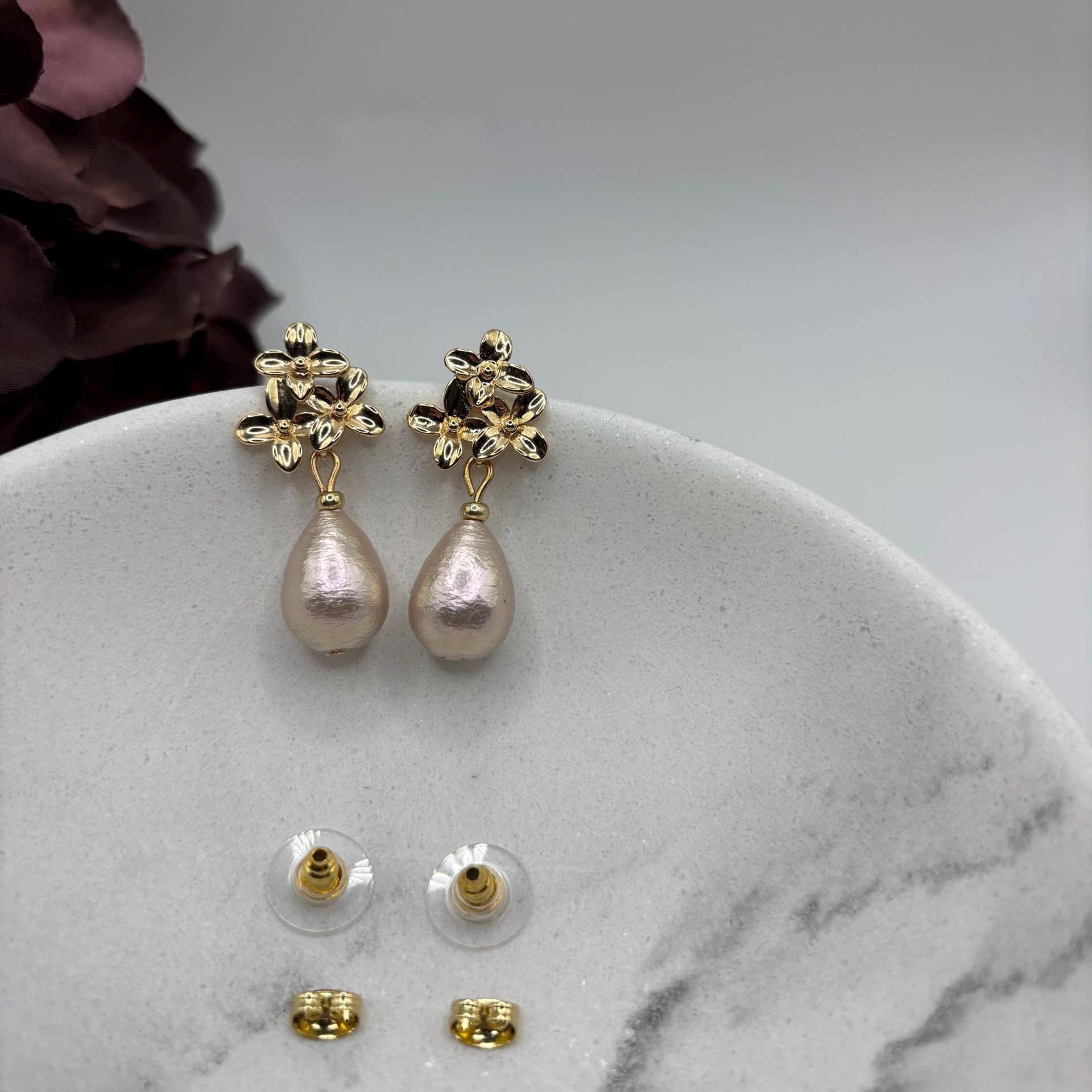 Goldene Ohrstecker Mit Roséfarbener Federleichter Baumwollperle. Tropfenanhänger. Blume. Federleicht. Statementohrring. Hängeohrring Goldene Ohrstecker Mit Roséfarbener Federleichter Baumwollperle. Tropfenanhänger. Blume. Federleicht. Statementohrring. Hängeohrring von Funkelatelier