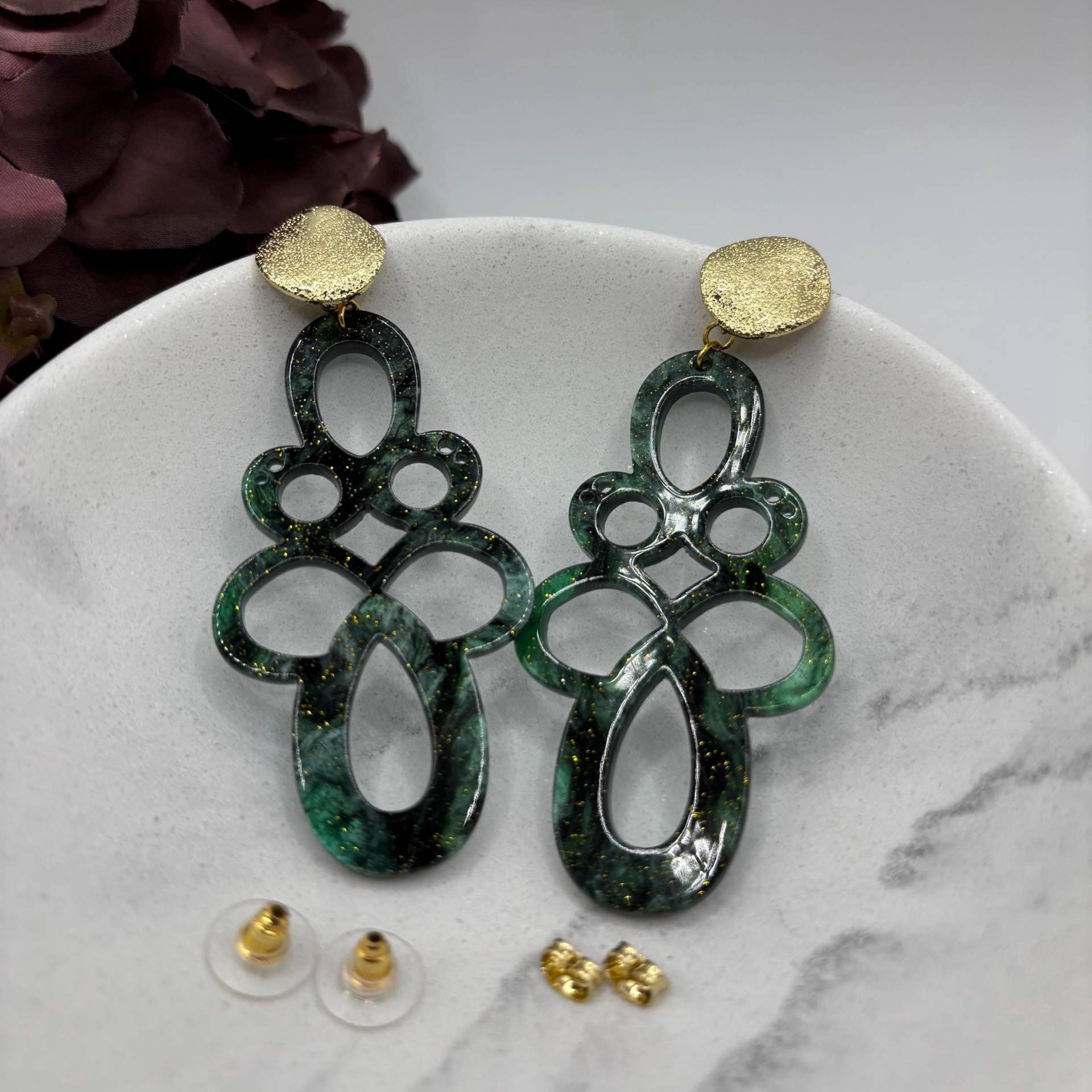 Grüne Ohrringe Mit Resinanhänger An Goldfarbenen Ohrstecker. Federleicht. Statementohrring. Hängeohrring Grüne Ohrringe Mit Resinanhänger An Goldfarbenen Ohrstecker. Federleicht. Statementohrring. Hängeohrring von Funkelatelier