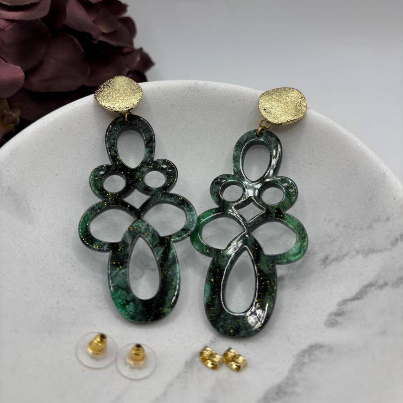 Grüne Ohrringe Mit Resinanhänger An Goldfarbenen Ohrstecker. Federleicht. Statementohrring. Hängeohrring Grüne Ohrringe Mit Resinanhänger An Goldfarbenen Ohrstecker. Federleicht. Statementohrring. Hängeohrring von Funkelatelier