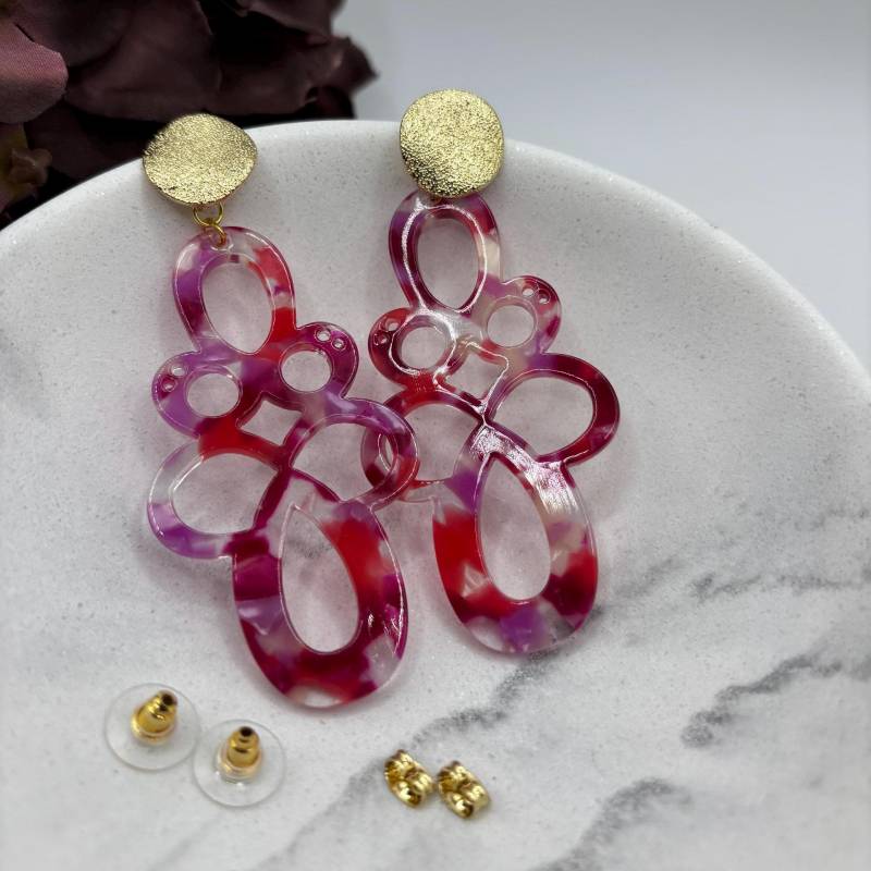 Rosa Lila Ohrringe Mit Resinanhänger An Goldfarbenen Ohrstecker. Federleicht. Statementohrring. Hängeohrring Rosa Lila Ohrringe Mit Resinanhänger An Goldfarbenen Ohrstecker. Federleicht. Statementohrring. Hängeohrring von Funkelatelier