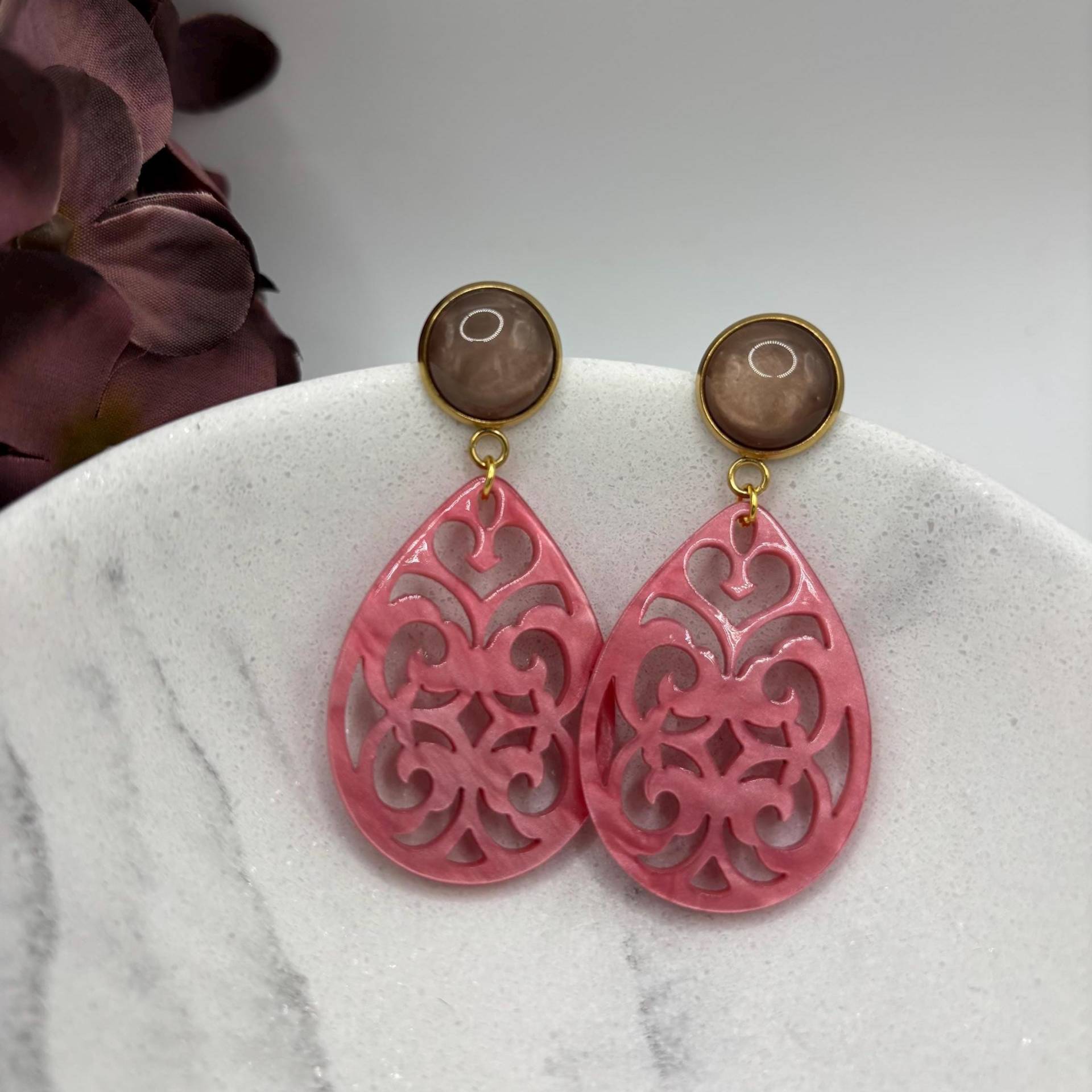 Rosa Ohrringe Mit Resinanhänger in Tropfenform An Vergoldetem Ohrstecker. Statementohrring. Hängeohrring Rosa Ohrringe Mit Resinanhänger in Tropfenform An Vergoldetem Ohrstecker. Statementohrring. Hängeohrring von Funkelatelier