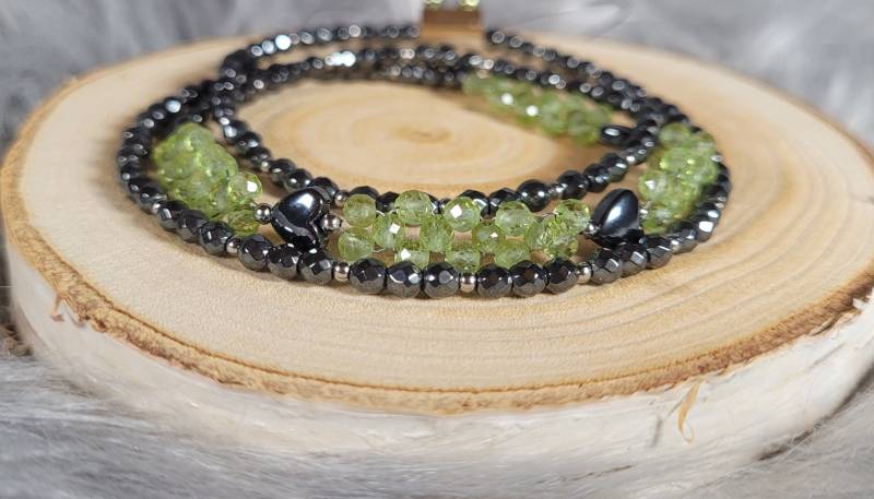 Geburtsstein August Der Peridot, Perlenarmband Aus Echten Edelsteinen, Herzperlen Hämatit - Lieblingsschmuck Von Funkelstein von FunkelsteinShop