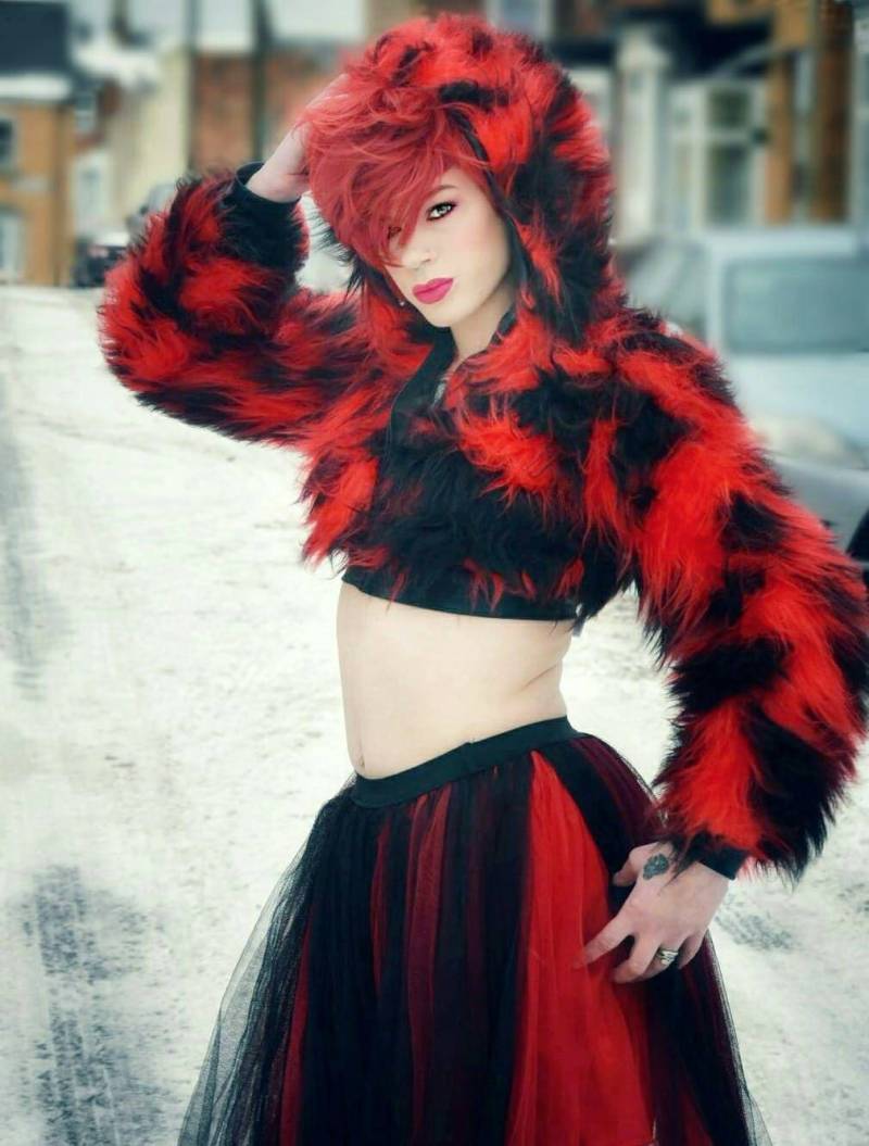 Funki-B Kunstfell Flauschige Kuscheljacke Hoody Zip Up Crop Top Camo Gothic Mantel Wetlook Rave Cyber Dress Up Kostüm Viele Farben von FunkiBClubwear