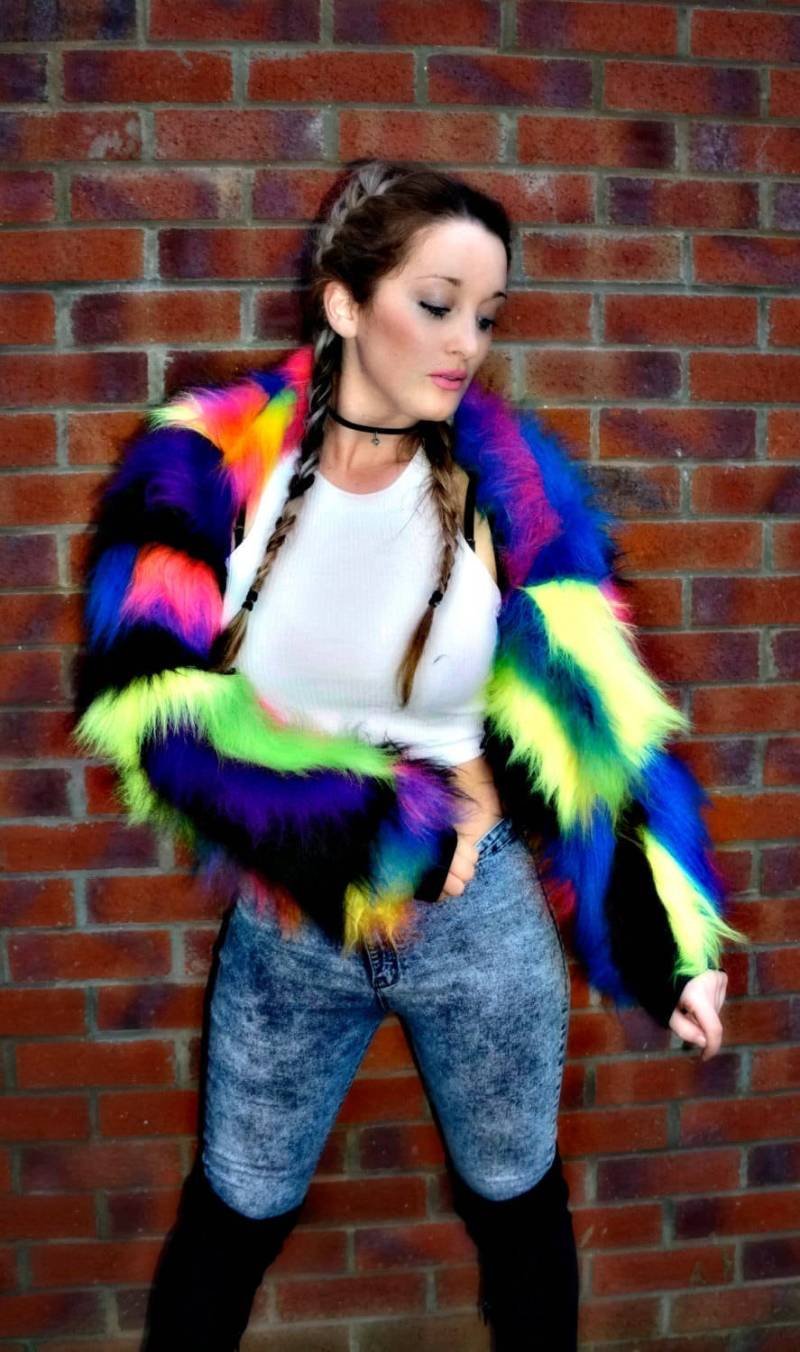 Funki-B Lined Patchwork Regenbogen Neon Uv Trendy Bunte Kunstfell Flauschig Camo Hell Neon Langflor Pelzjacke Top Rave Clubwear Fancydress von FunkiBClubwear