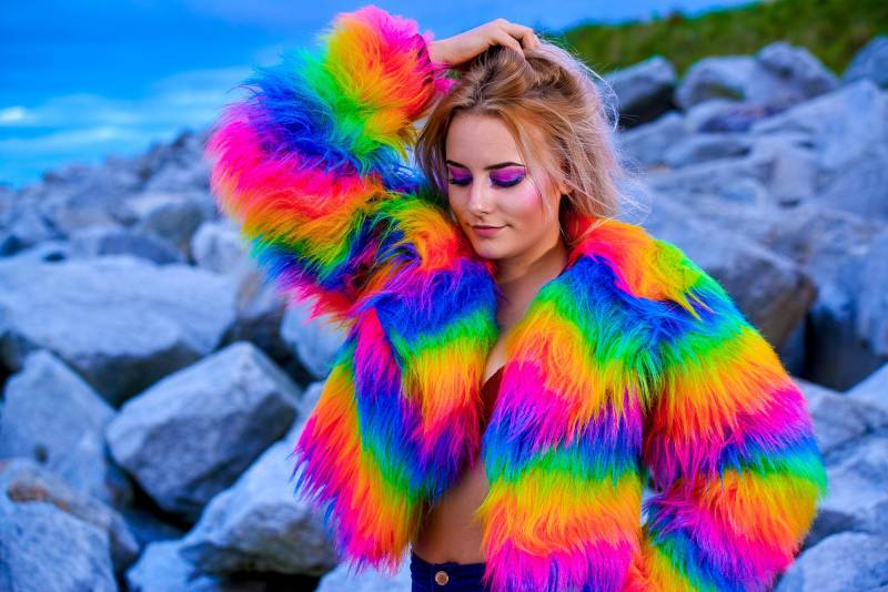 Funki-B Viele Farben Faux Pelz Flauschige Gemütliche Jacke Voll Gefüttert Großen Kragen Taille Länge Mantel Weiche Kuschelige Clubwear von FunkiBClubwear