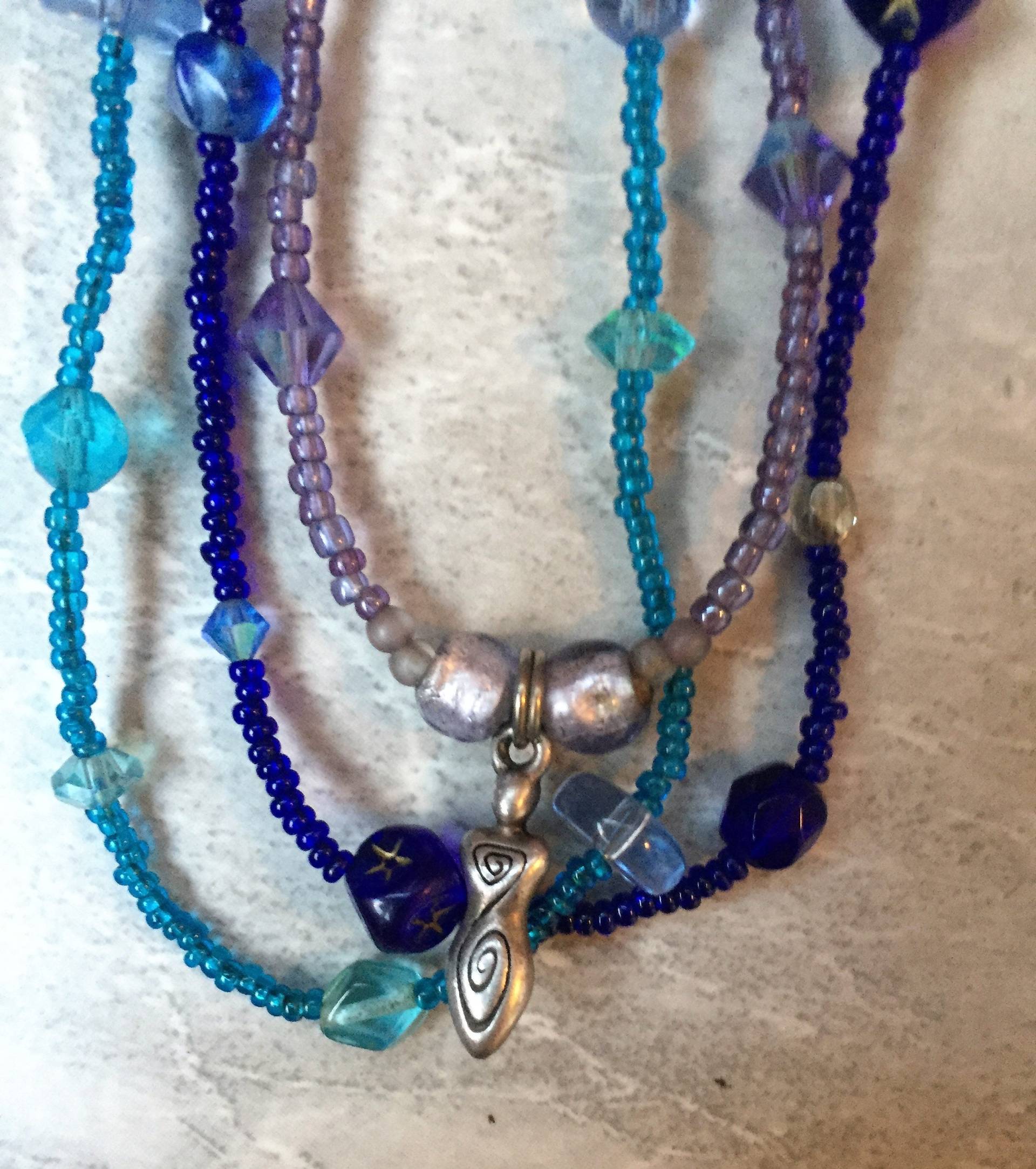 Blau Lila Göttin Kristall Multistrang Halskette Blau Lila Göttin Kristall Multistrang Halskette von FunkyFancyBeads
