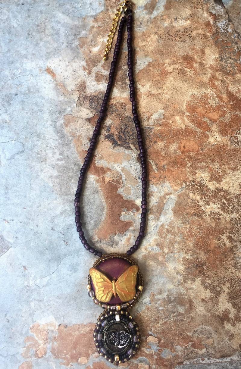 Gestickte Schmetterlinge Anhänger Halskette Gestickte Schmetterlinge Anhänger Halskette von FunkyFancyBeads