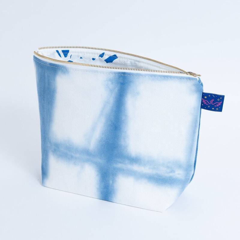 Kobalt Hand Krawattengefärbte Reißverschlusstasche - Große Schminktasche Geldbeutel, Rucksack & Reiseorganisation Upcycled Floral Futter 100% von FunkyFirebird