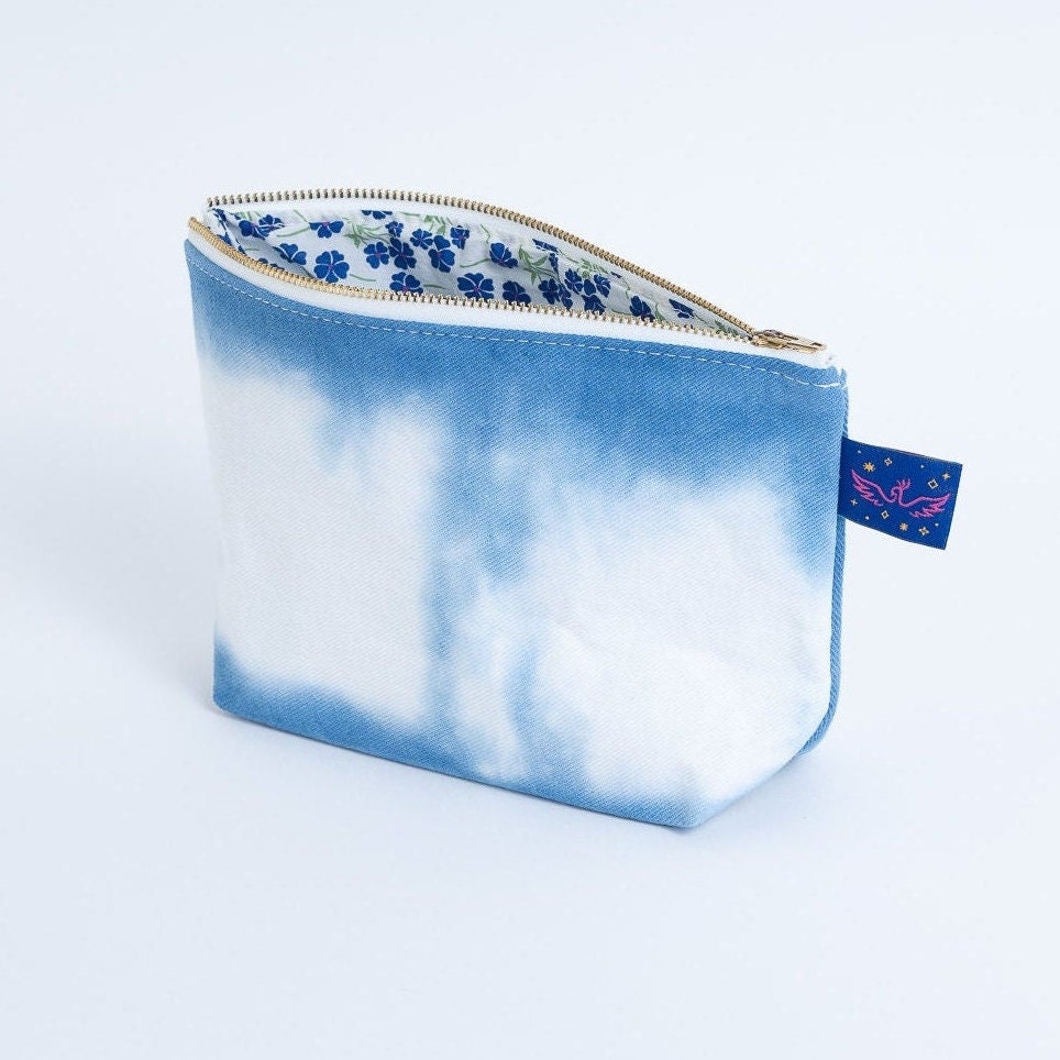 Kobalt Hand Krawattengefärbte Reißverschlusstasche - Medium Makeup Bag Geldbeutel, Rucksack & Reise Organisation Upcycled Floral Futter 100% Kobalt Hand Krawattengefärbte Reißverschlusstasche - Medium Makeup Bag Geldbeutel, Rucksack & Reise Organisation Upcycled Floral Futter 100% von FunkyFirebird