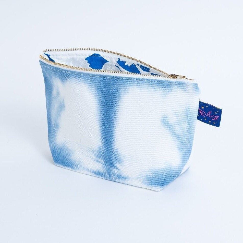 Kobalt Hand Krawattengefärbte Reißverschlusstasche - Medium Makeup Bag Geldbeutel, Rucksack & Reise Organisation Upcycled Floral Futter 100% Kobalt Hand Krawattengefärbte Reißverschlusstasche - Medium Makeup Bag Geldbeutel, Rucksack & Reise Organisation Upcycled Floral Futter 100% von FunkyFirebird