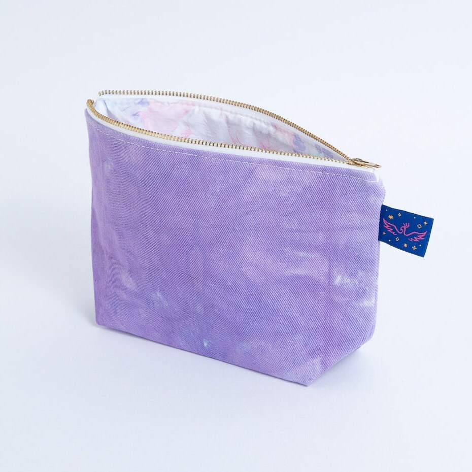 Lavendel Hand Krawattengefärbte Reißverschlusstasche - Medium Makeup Bag Geldbeutel, Rucksack & Reise Organisation Upcycled Floral Futter 100% Lavendel Hand Krawattengefärbte Reißverschlusstasche - Medium Makeup Bag Geldbeutel, Rucksack & Reise Organisation Upcycled Floral Futter 100% von FunkyFirebird