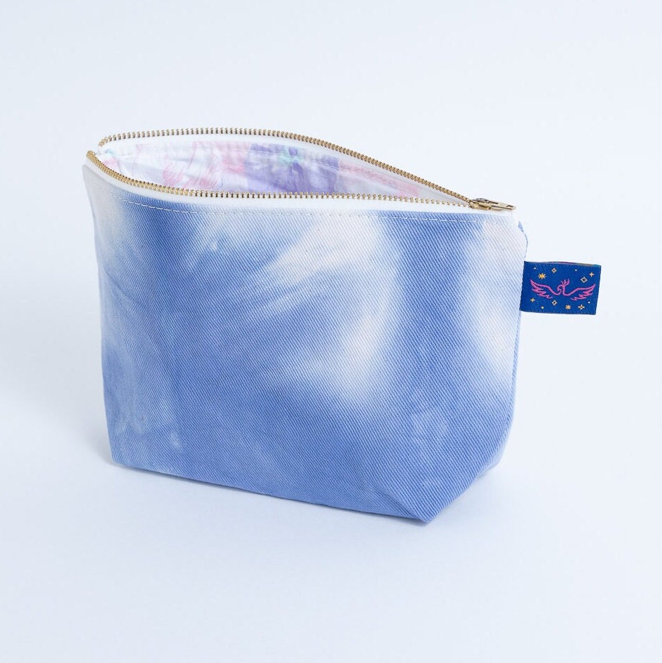 Nachtblaue Hand Krawattengefärbte Reißverschlusstasche - Medium Makeup Bag Geldbeutel, Rucksack & Reise Organisation Upcycling Futter -100% Nachtblaue Hand Krawattengefärbte Reißverschlusstasche - Medium Makeup Bag Geldbeutel, Rucksack & Reise Organisation Upcycling Futter -100% von FunkyFirebird