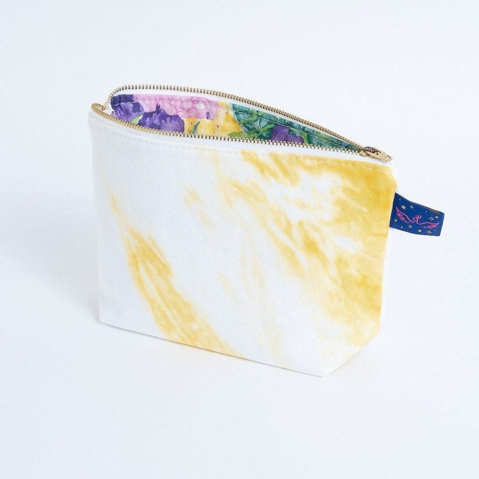 Narzissen Hand Krawattengefärbte Reißverschlusstasche - Medium Makeup Bag Geldbeutel, Rucksack & Reise Organisation Upcycled Floral Futter 100% Narzissen Hand Krawattengefärbte Reißverschlusstasche - Medium Makeup Bag Geldbeutel, Rucksack & Reise Organisation Upcycled Floral Futter 100% von FunkyFirebird