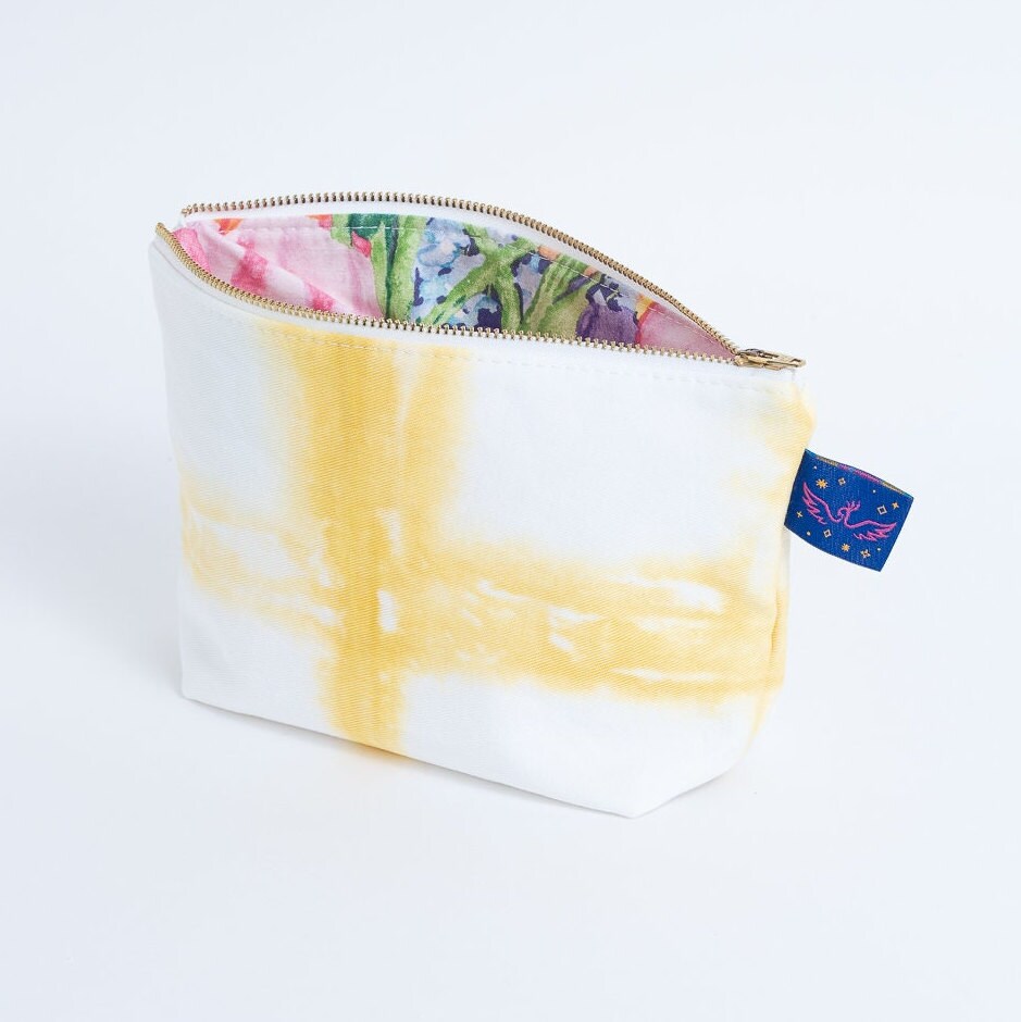 Narzissen Hand Krawattengefärbte Reißverschlusstasche - Medium Makeup Bag Geldbeutel, Rucksack & Reise Organisation Upcycled Floral Futter 100% Narzissen Hand Krawattengefärbte Reißverschlusstasche - Medium Makeup Bag Geldbeutel, Rucksack & Reise Organisation Upcycled Floral Futter 100% von FunkyFirebird