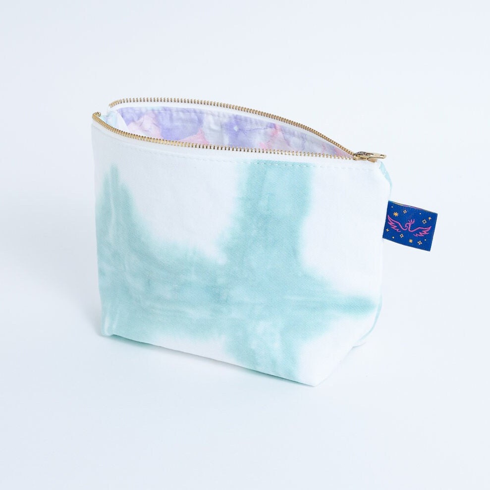 Teal Grün Hand Krawattengefärbte Reißverschlusstasche - Medium Makeup Bag Geldbeutel, Rucksack & Reise Organisation Upcycled Floral Futter 100% Teal Grün Hand Krawattengefärbte Reißverschlusstasche - Medium Makeup Bag Geldbeutel, Rucksack & Reise Organisation Upcycled Floral Futter 100% von FunkyFirebird