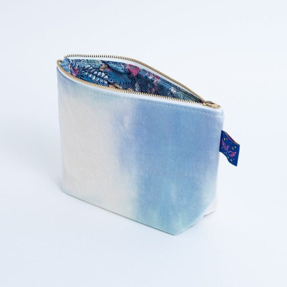 Teal Mix Hand Krawattengefärbte Reißverschlusstasche - Medium Makeup Bag Geldbeutel, Rucksack & Reise Organisation Upcycling Floral Futter 100% Teal Mix Hand Krawattengefärbte Reißverschlusstasche - Medium Makeup Bag Geldbeutel, Rucksack & Reise Organisation Upcycling Floral Futter 100% von FunkyFirebird