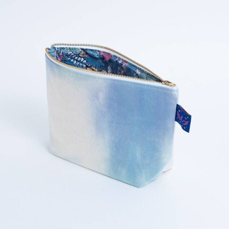 Teal Mix Hand Krawattengefärbte Reißverschlusstasche - Medium Makeup Bag Geldbeutel, Rucksack & Reise Organisation Upcycling Floral Futter 100% von FunkyFirebird