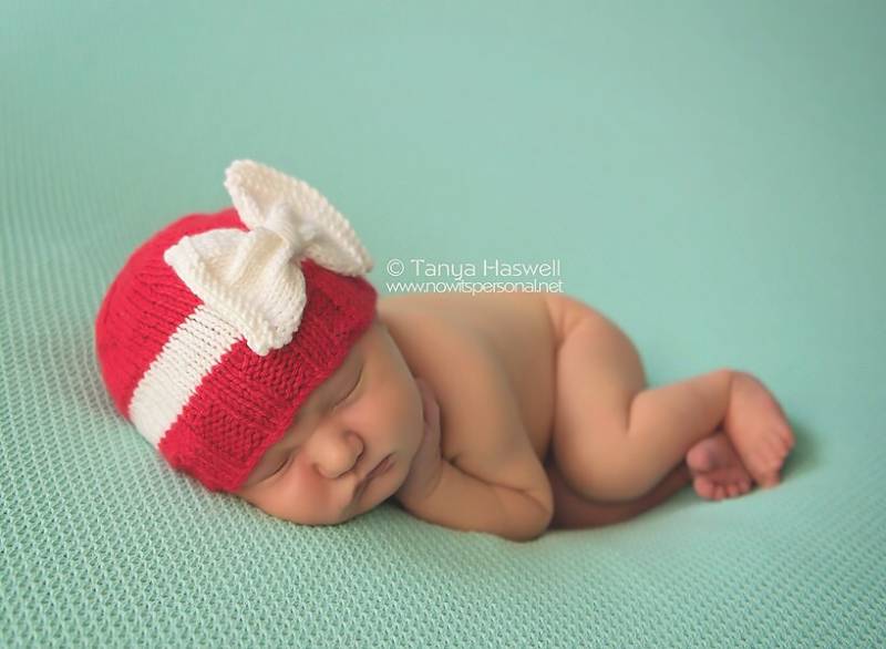 Baby Mädchen Hut Schleife Mütze Handgestrickte Kleidung Outfit Rot Weiß Weihnachtsgeschenk Premium Cashmerino Seide Frühgeburt Frühes Prem von FunkyKnitsUK