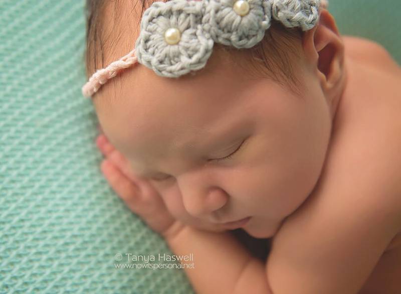 Baby Mädchen Stirnband Gehäkelte Blume Mit Perle Grau Pink Foto Requisite Neugeborene - 6 Monate von FunkyKnitsUK