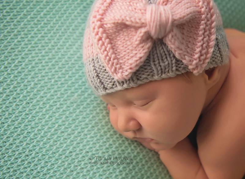 Baby Mädchen Handgestrickte Mütze Schleife Pink Grau Outfit Cashmerino Seide Garn Kleidung Dusche Geschenk Frühchen Prem Neugeborene - 12 Monate von FunkyKnitsUK