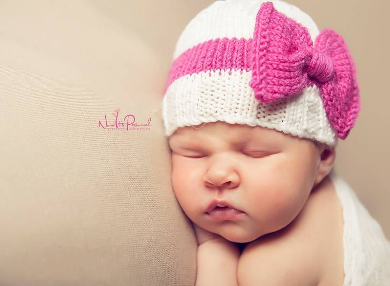 Baby Mädchen Strickmütze Schleife Rosa Mütze Frühmütze Weiß Geschenk Cashmerino Seide Premium Kleidung Frühe Frühchen Frühgeborene - 12 Monate von FunkyKnitsUK