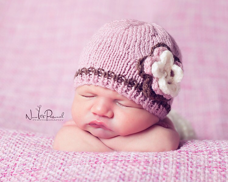 Baby Strickmütze Mädchen Rosa Mütze Dreibettzimmer Blume Perle Rose Geschenk Vintage Kleidung Frühchen Prem Frühgeborene - 12 Monate von FunkyKnitsUK