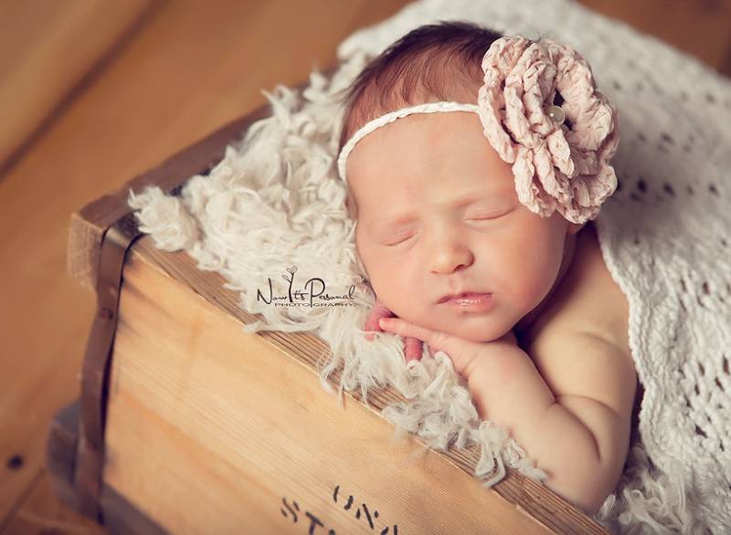 Hand Gehäkelte Baby Mädchen Stirnband Große Rosa Natürliche Blume & Perle Photo Prop Newborn - 6 Monate von FunkyKnitsUK