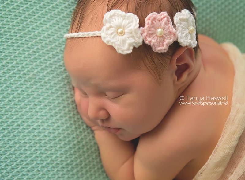 Hand Häkeln Baby Mädchen Stirnband Blume & Perle Handmade Baumwolle Rosa Weiß Heimkehr Outfit Einzigartige Dusche Geschenk Hut Kleidung Boho von FunkyKnitsUK