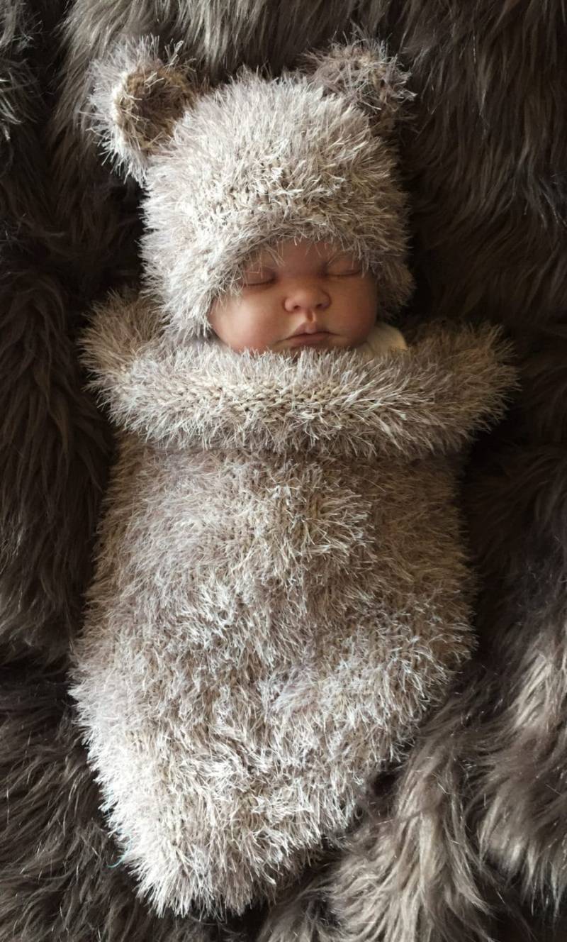 Handgestrickte Baby Bär Hut Kokon Schlafsack Papoose Braun Chunky Foto Fotografie Requisite Kleidung Neugeborene - 6 Monate Unisex Junge Mädchen von FunkyKnitsUK
