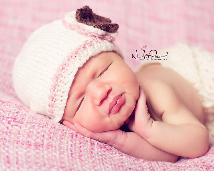 Handgestrickte Baby-Hut-Blumen-Mütze Kappe Elfenbein-Rosa & Perlmutt-Duschegeschenk Frühes Baby - 12 Monate von FunkyKnitsUK