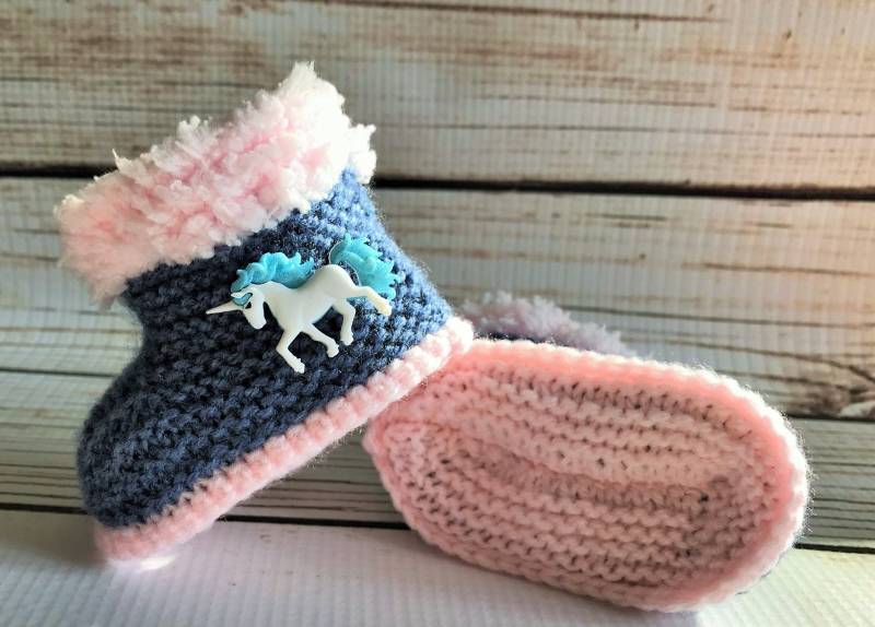 Handgestrickte Baby-Mädchen Einhorn Stiefel Booties Hausschuhe Schuhe Kleidung Pink Denim 0 - 12 Monate von FunkyKnitsUK