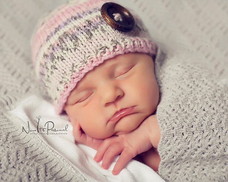 Handgestrickte Baby Mädchen Mütze Beanie Fair-Isle Rosa Lila Weiß Grau Gemustert Einzigartig Duschgeschenk Winter Outfit Nordisch Gestreift von FunkyKnitsUK