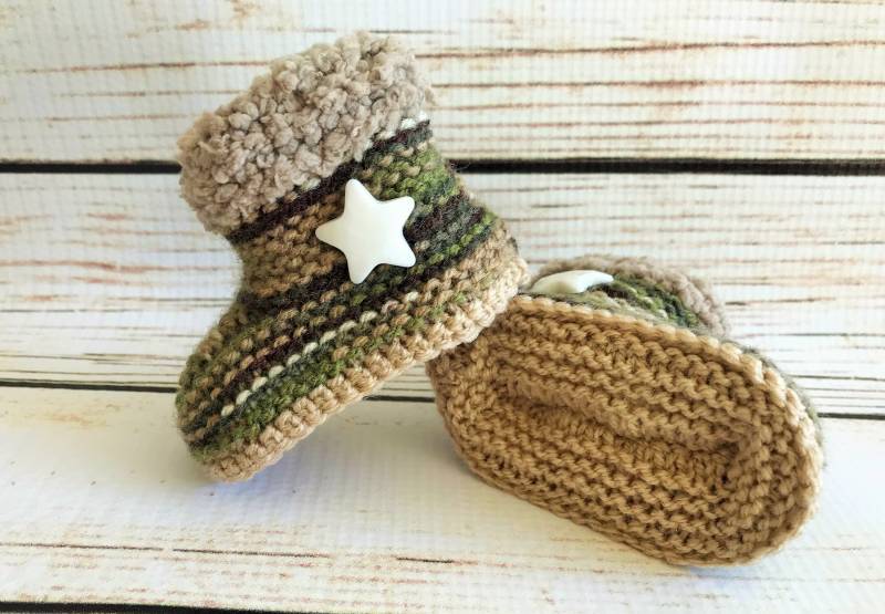 Handgestrickte Goth Baby Jungen Stiefel Booties Kleidung Schuhe Camo Camouflage Armee Militär Jäger Kampf Alternative Fleece Trim 0 - 12 Monate von FunkyKnitsUK