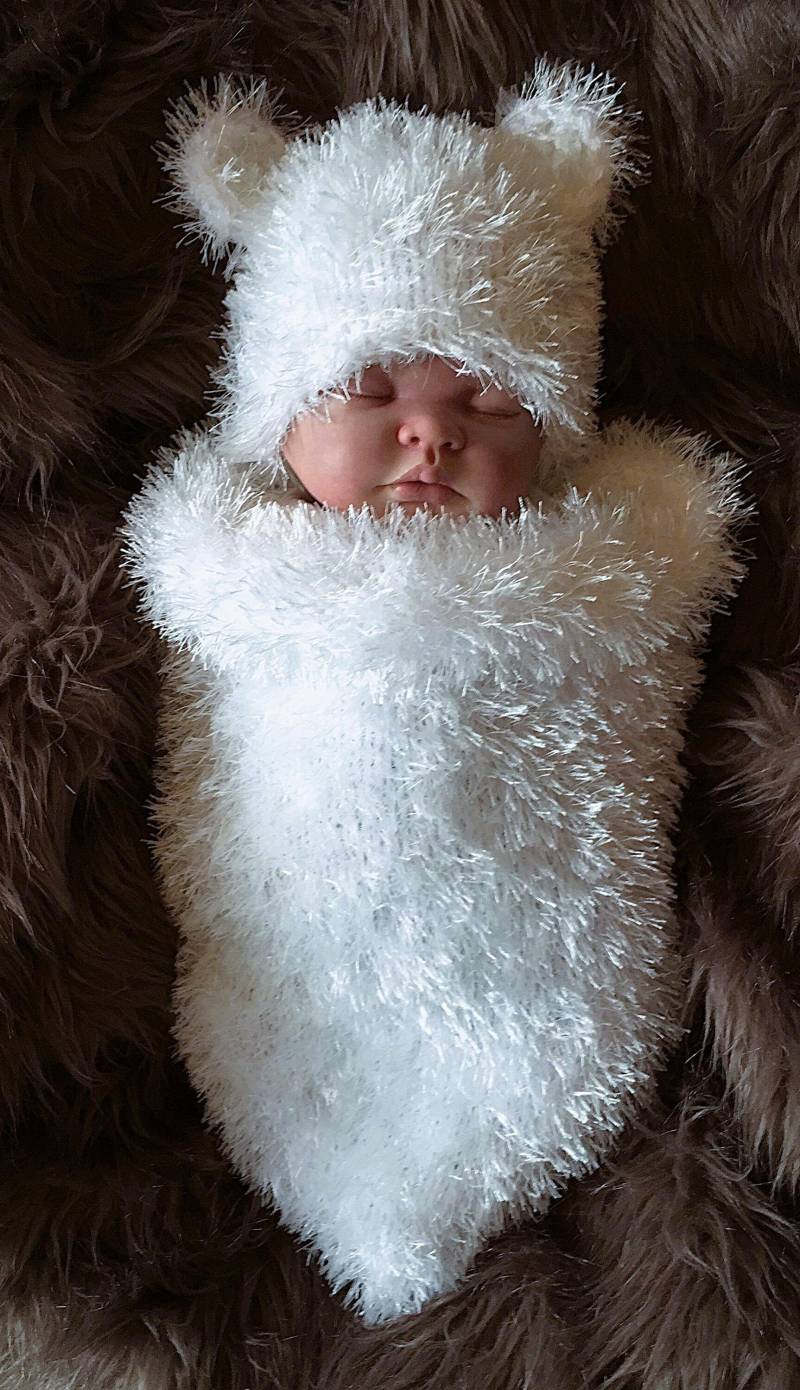 Handgestrickter Baby Bär Kokon Schlafsack Papoose & Mütze Eisbär Foto Fotografie Requisite Weiß Chunky Junge Mädchen Unisex Neugeborene - 6 Monate von FunkyKnitsUK
