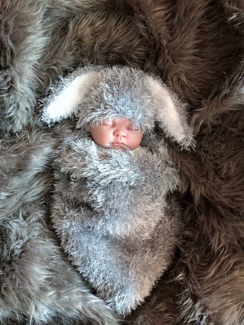 Handgestrickter Baby Kokon Schlafsack Papoose Hut Graues Kaninchen Häschen Foto Fotografie Requisite Neugeborene -6 Monate Unisex Junge Mädchen von FunkyKnitsUK