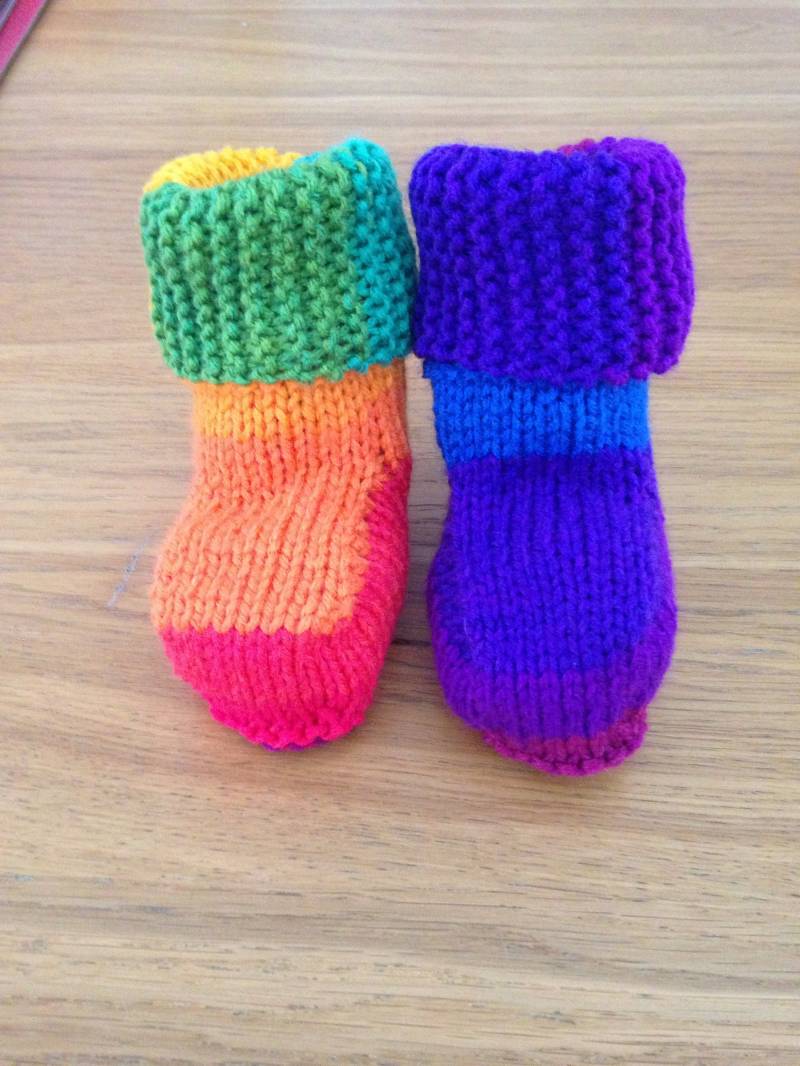 Regenbogen-Baby-Schühchen. Alter Von 9-12 Monaten. 4" Sohle von FunkyKnitsbyAli