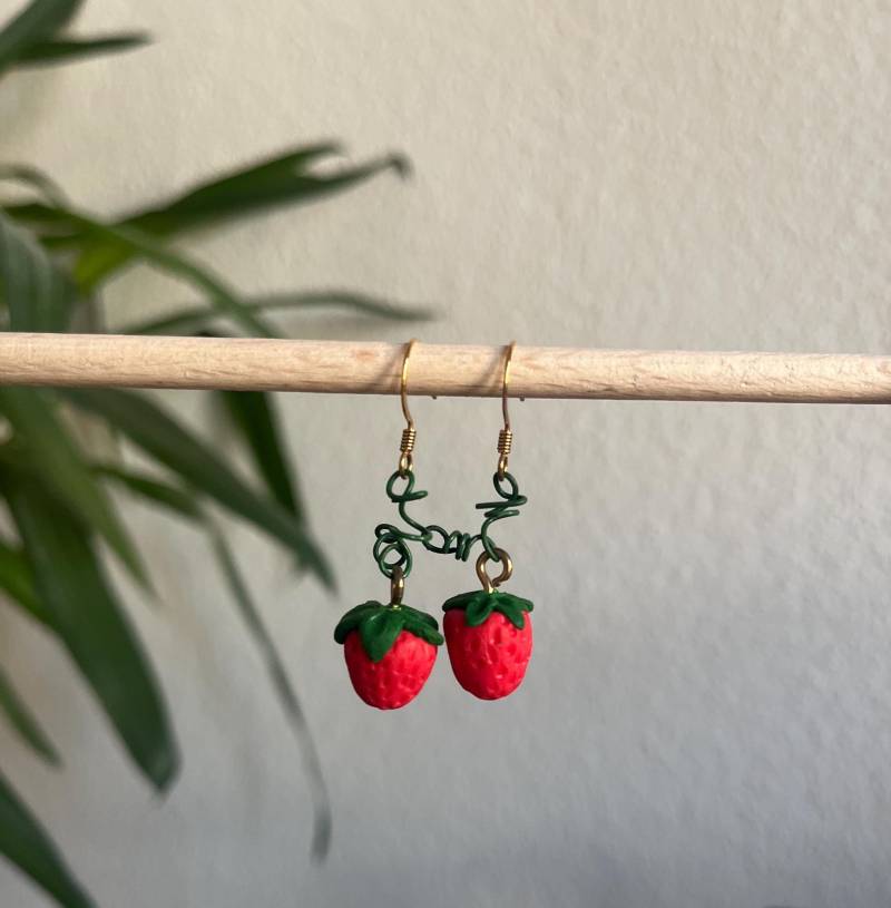 Erdbeer Ohrringe - 18K Gold Haken von FunkyLittleFind