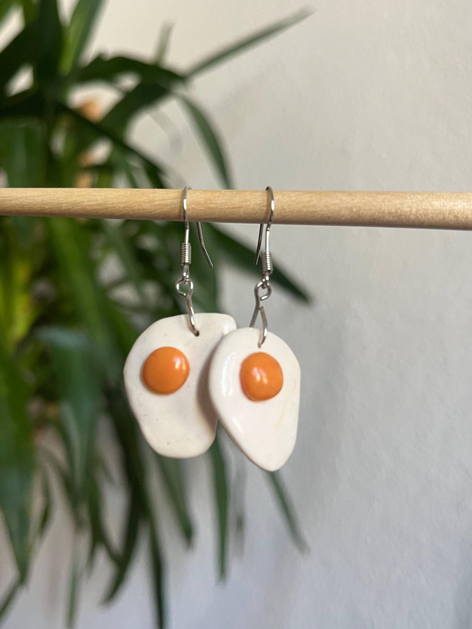 Sunny Side Up Egg Dangle Ohrringe - 18K Gold Haken Handgemachter Ton Sunny Side Up Egg Dangle Ohrringe - 18K Gold Haken Handgemachter Ton von FunkyLittleFind