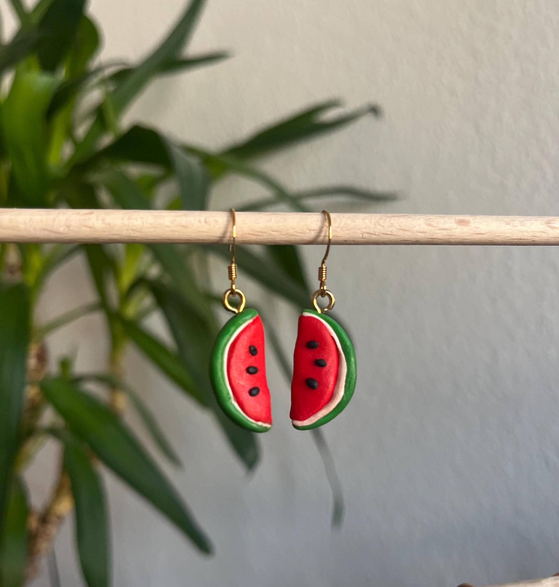 Wassermelonen Ohrringe - Handgemacht Mit Liebe Und Frieden Im Hinterkopf 18K Gold Haken Wassermelonen Ohrringe - Handgemacht Mit Liebe Und Frieden Im Hinterkopf 18K Gold Haken von FunkyLittleFind