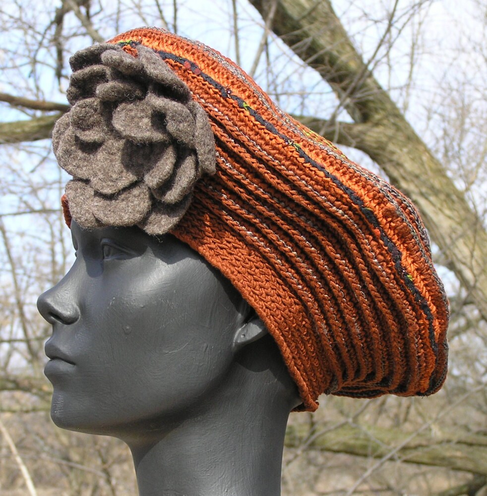 Erdiger Brauner Häkelhut Mit Handgemachter Filzblume Als Anstecker Erdiger Brauner Häkelhut Mit Handgemachter Filzblume Als Anstecker von FunkyMagicalHats
